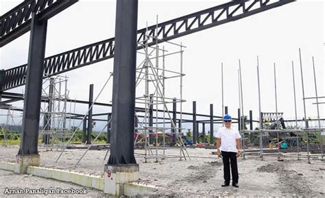 Mayor Panaligan inspects Calapan City Convention Center.